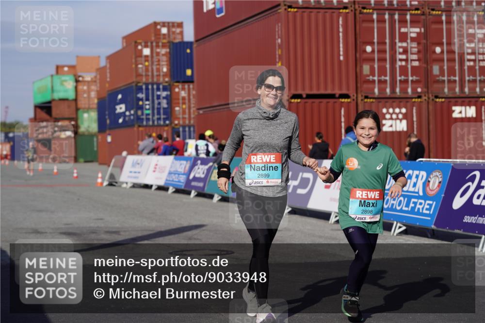 03.10.2025 - Köhlbrandbrückenlauf Michael Burmester http://msf.ph/oto/9033948 03.10.2025 10:42:31 Ziel 2898, 2899 meine-sportfotos.de