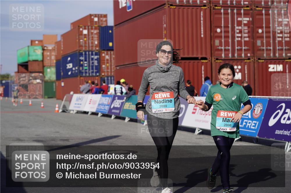 03.10.2025 - Köhlbrandbrückenlauf Michael Burmester http://msf.ph/oto/9033954 03.10.2025 10:42:31 Ziel 2898, 2899 meine-sportfotos.de