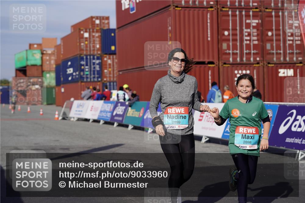 03.10.2025 - Köhlbrandbrückenlauf Michael Burmester http://msf.ph/oto/9033960 03.10.2025 10:42:31 Ziel 2898, 2899 meine-sportfotos.de