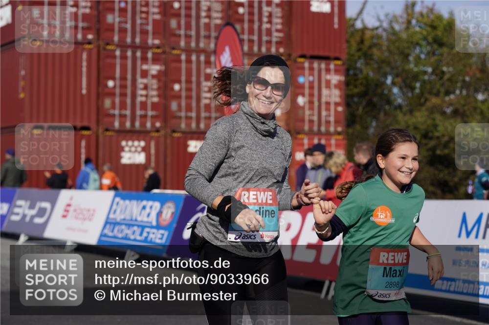 03.10.2025 - Köhlbrandbrückenlauf Michael Burmester http://msf.ph/oto/9033966 03.10.2025 10:42:32 Ziel 2898, 2899 meine-sportfotos.de