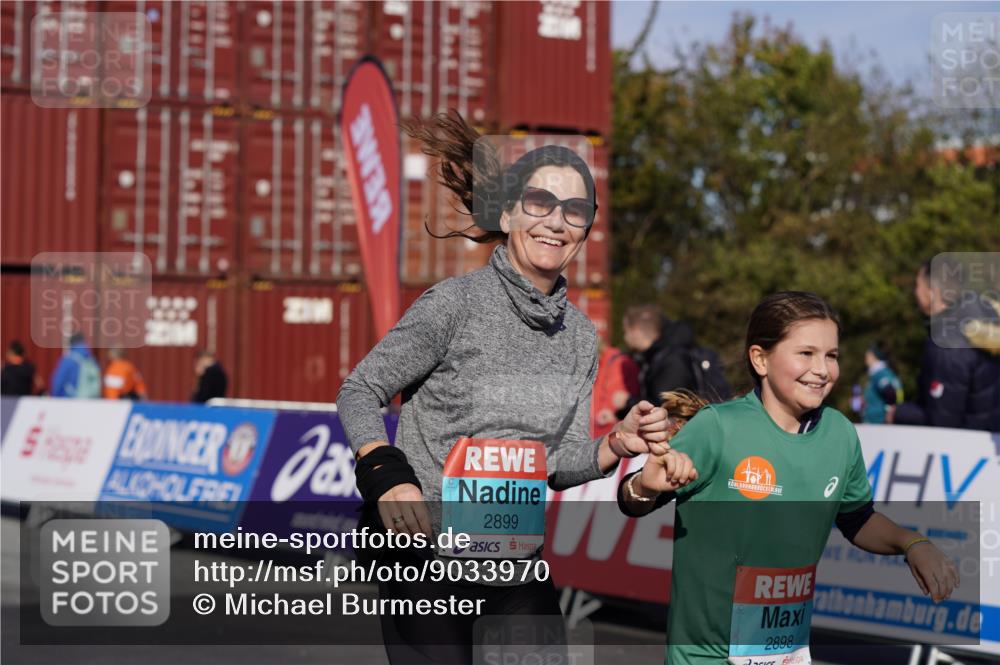 03.10.2025 - Köhlbrandbrückenlauf Michael Burmester http://msf.ph/oto/9033970 03.10.2025 10:42:32 Ziel 2898, 2899 meine-sportfotos.de