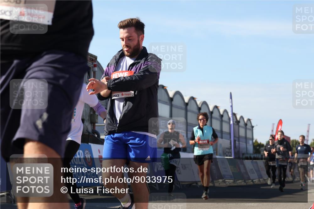 03.10.2025 - Köhlbrandbrückenlauf Luisa Fischer http://msf.ph/oto/9033975 03.10.2025 13:13:01 Ziel 4446, 4487, 4528, 4559, 4628, 4671, 4748, 4965, 5051, 5381, 5673, 5674, 6303, 6496, 6497, 6530, 6705, 6742, 6791 meine-sportfotos.de