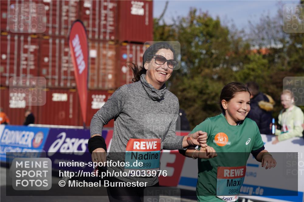03.10.2025 - Köhlbrandbrückenlauf Michael Burmester http://msf.ph/oto/9033976 03.10.2025 10:42:32 Ziel 2898, 2899 meine-sportfotos.de