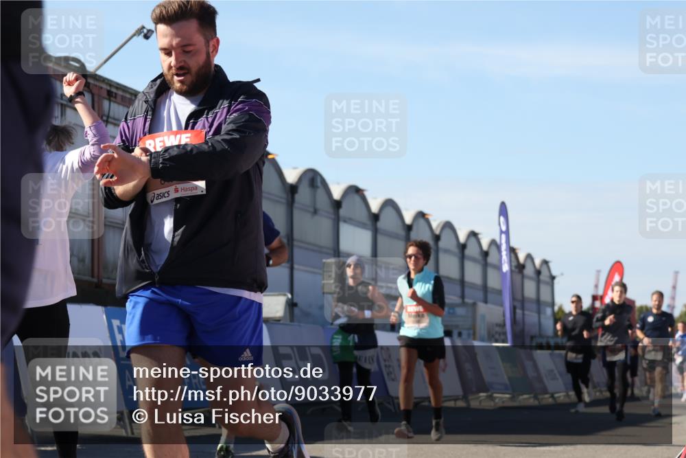 03.10.2025 - Köhlbrandbrückenlauf Luisa Fischer http://msf.ph/oto/9033977 03.10.2025 13:13:01 Ziel 4446, 4487, 4528, 4559, 4628, 4671, 4748, 4965, 5051, 5381, 5673, 5674, 6303, 6496, 6497, 6530, 6705, 6742, 6791 meine-sportfotos.de
