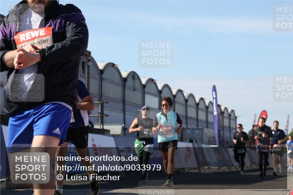 03.10.2025 - Köhlbrandbrückenlauf Luisa Fischer http://msf.ph/oto/9033979 03.10.2025 13:13:01 Ziel 4446, 4487, 4528, 4559, 4628, 4671, 4748, 4965, 5051, 5381, 5673, 5674, 6303, 6496, 6497, 6530, 6705, 6742, 6791 meine-sportfotos.de