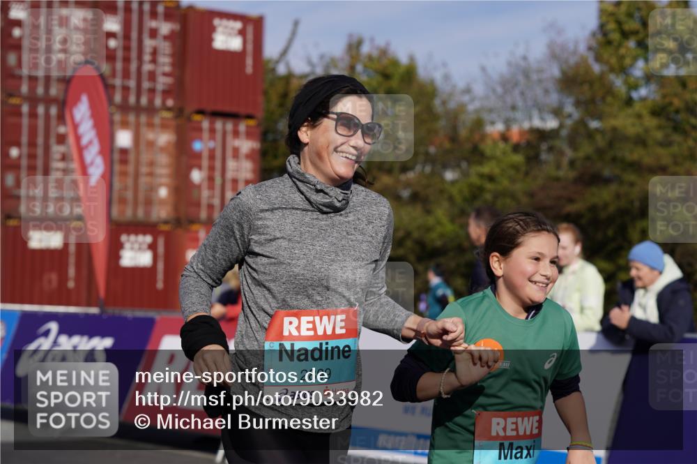 03.10.2025 - Köhlbrandbrückenlauf Michael Burmester http://msf.ph/oto/9033982 03.10.2025 10:42:32 Ziel 2898, 2899 meine-sportfotos.de