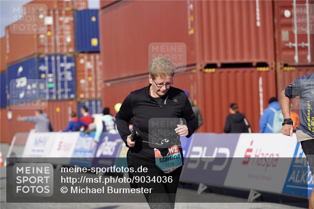 03.10.2025 - Köhlbrandbrückenlauf Michael Burmester http://msf.ph/oto/9034036 03.10.2025 10:42:48 Ziel 2226, 3131, 3283, 3623 meine-sportfotos.de