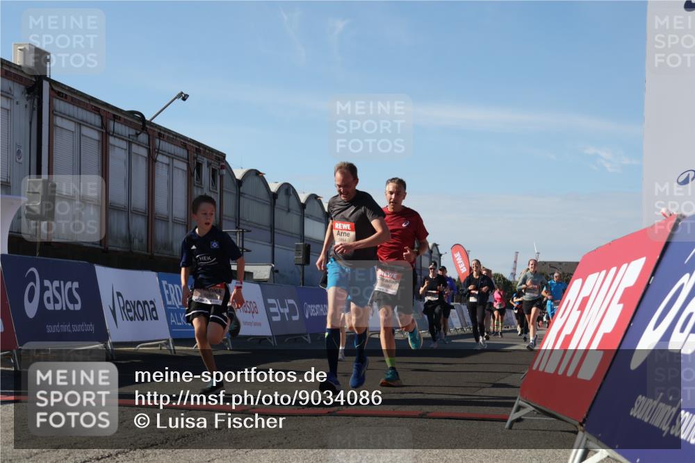 03.10.2025 - Köhlbrandbrückenlauf Luisa Fischer http://msf.ph/oto/9034086 03.10.2025 13:13:44 Ziel 4348, 4461, 4595, 4642, 5802, 5884, 5886, 5908, 6116, 6363, 6366, 6488 meine-sportfotos.de