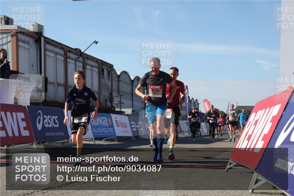 03.10.2025 - Köhlbrandbrückenlauf Luisa Fischer http://msf.ph/oto/9034087 03.10.2025 13:13:45 Ziel 4348, 4461, 4595, 4642, 5640, 5802, 5884, 5886, 5908, 6116, 6363, 6366, 6487, 6488 meine-sportfotos.de