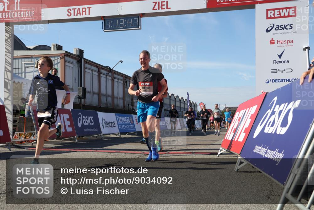 03.10.2025 - Köhlbrandbrückenlauf Luisa Fischer http://msf.ph/oto/9034092 03.10.2025 13:13:45 Ziel 4348, 4461, 4595, 4642, 5640, 5802, 5884, 5886, 5908, 6116, 6363, 6366, 6487, 6488 meine-sportfotos.de