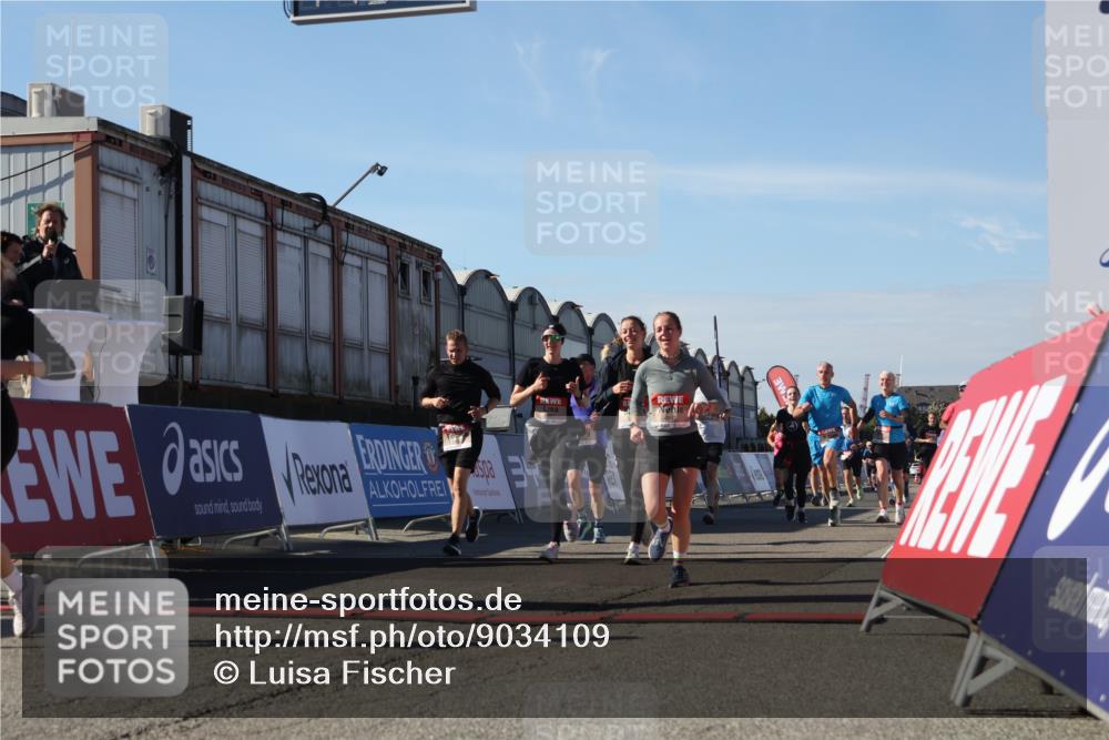 03.10.2025 - Köhlbrandbrückenlauf Luisa Fischer http://msf.ph/oto/9034109 03.10.2025 13:13:48 Ziel 4348, 4461, 4522, 4642, 5078, 5640, 5802, 5884, 5886, 5908, 6116, 6125, 6227, 6228, 6363, 6366, 6487, 6488, 6604 meine-sportfotos.de