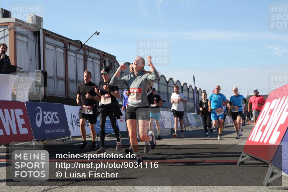 03.10.2025 - Köhlbrandbrückenlauf Luisa Fischer http://msf.ph/oto/9034116 03.10.2025 13:13:49 Ziel 4188, 4348, 4461, 4522, 4612, 4642, 5078, 5640, 5802, 5884, 5886, 5908, 6116, 6125, 6227, 6228, 6363, 6366, 6487, 6488, 6604 meine-sportfotos.de