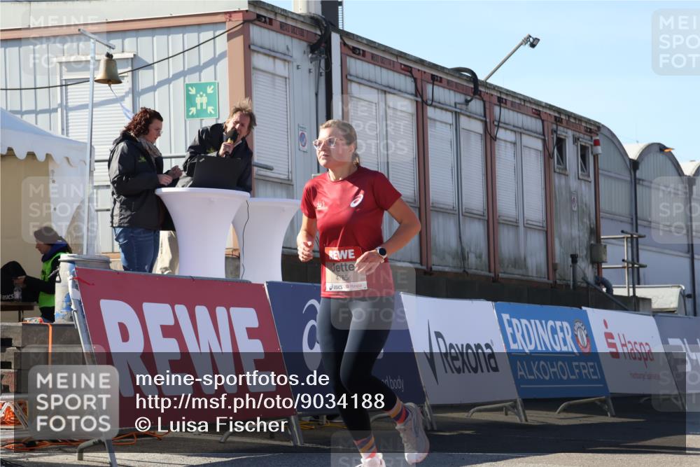03.10.2025 - Köhlbrandbrückenlauf Luisa Fischer http://msf.ph/oto/9034188 03.10.2025 13:14:06 Ziel 4306, 4313, 4728, 4785, 4809, 4868, 5700, 5727, 6318, 6766 meine-sportfotos.de