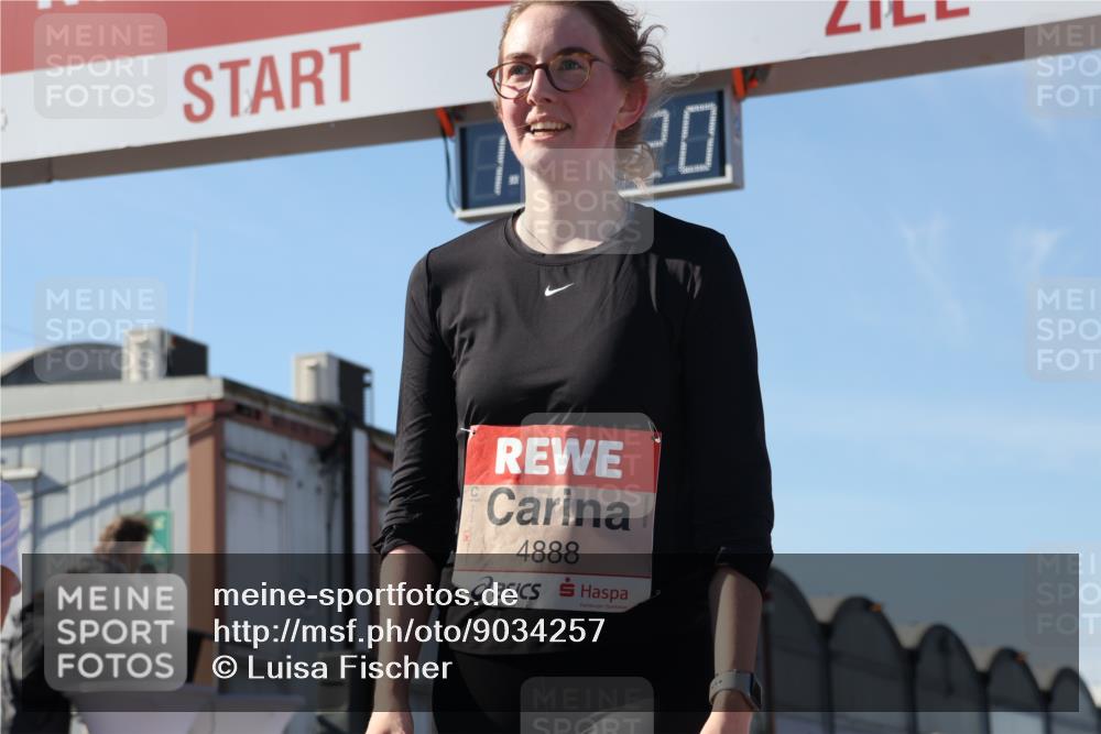 03.10.2025 - Köhlbrandbrückenlauf Luisa Fischer http://msf.ph/oto/9034257 03.10.2025 13:14:19 Ziel 4313, 4426, 4437, 4569, 4641, 4728, 4776, 4809, 4888, 5282, 6012, 6327, 6418, 6512, 6735 meine-sportfotos.de