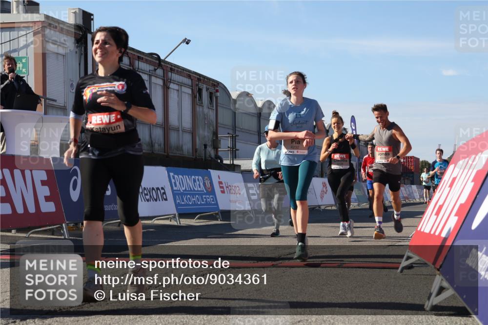 03.10.2025 - Köhlbrandbrückenlauf Luisa Fischer http://msf.ph/oto/9034361 03.10.2025 13:14:57 Ziel 4202, 4224, 4232, 4282, 4406, 4533, 4784, 4890, 5054, 5173, 5525, 5535, 5737, 5760, 5761, 5814, 6017, 6128, 6129, 6293, 6344, 6454, 6815 meine-sportfotos.de