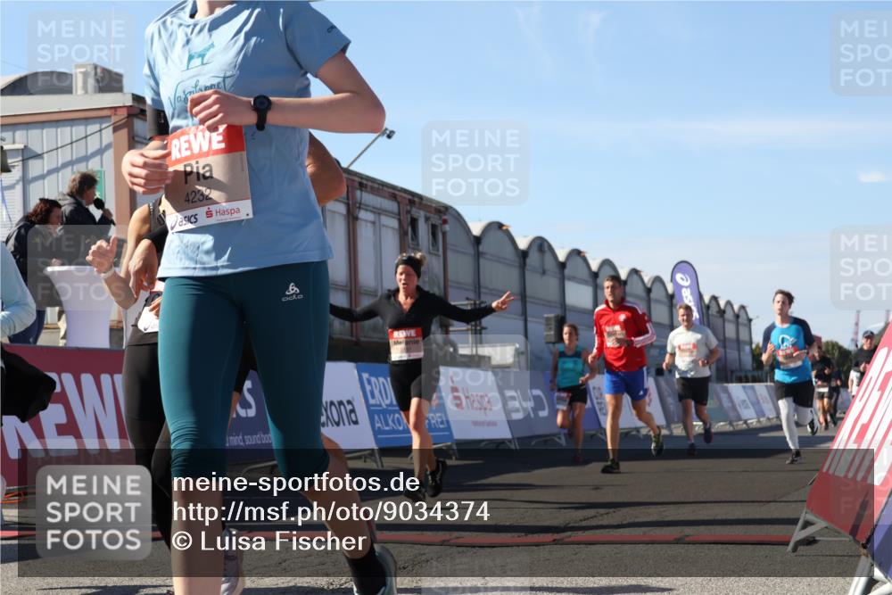 03.10.2025 - Köhlbrandbrückenlauf Luisa Fischer http://msf.ph/oto/9034374 03.10.2025 13:14:59 Ziel 4224, 4232, 4244, 4282, 4406, 4784, 4890, 5054, 5173, 5525, 5535, 5737, 5760, 5761, 5814, 6017, 6128, 6129, 6293, 6454, 6810, 6815 meine-sportfotos.de