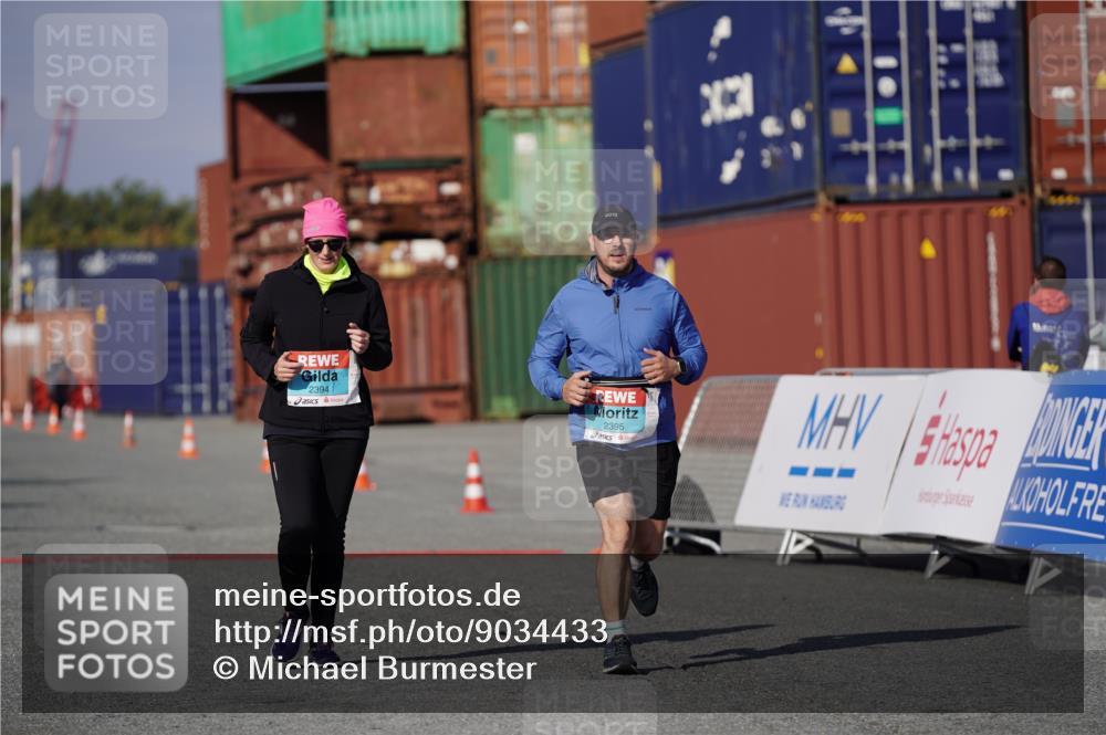 03.10.2025 - Köhlbrandbrückenlauf Michael Burmester http://msf.ph/oto/9034433 03.10.2025 10:44:05 Ziel 2394, 2395 meine-sportfotos.de