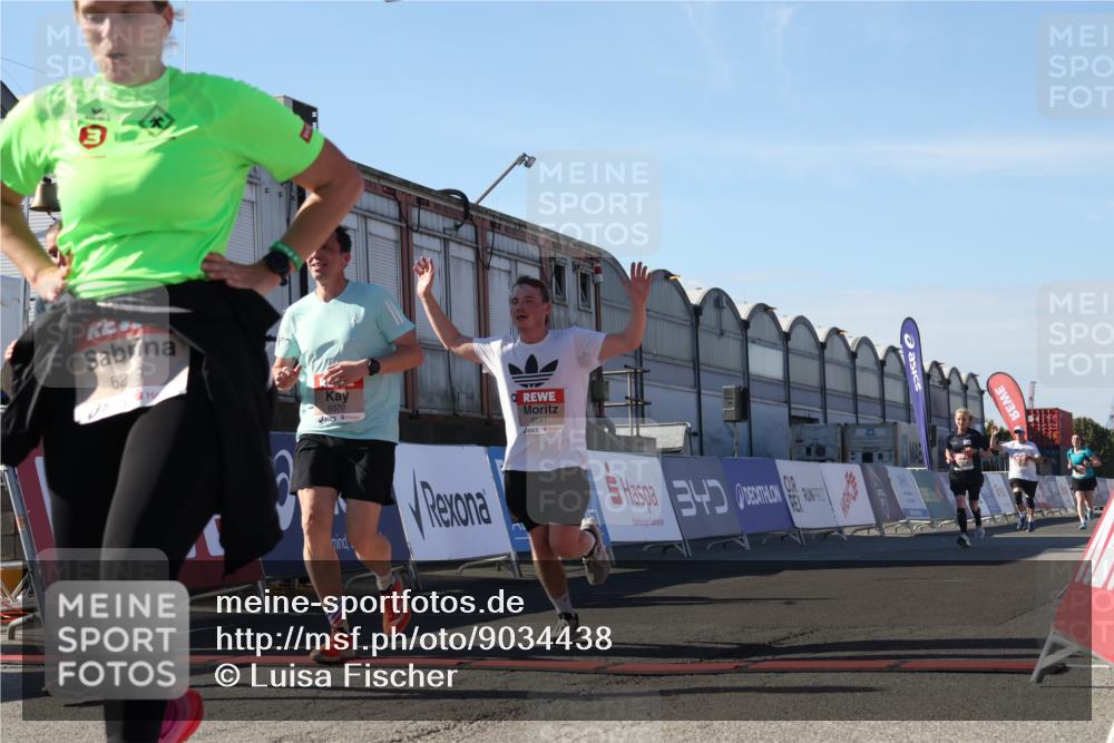 03.10.2025 - Köhlbrandbrückenlauf Luisa Fischer http://msf.ph/oto/9034438 03.10.2025 13:15:10 Ziel 4090, 4244, 4282, 5173, 5186, 5737, 6189, 6249, 6252, 6370, 6454, 6591, 6810 meine-sportfotos.de