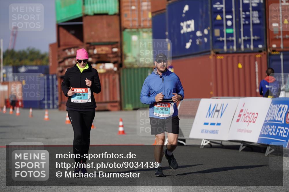 03.10.2025 - Köhlbrandbrückenlauf Michael Burmester http://msf.ph/oto/9034439 03.10.2025 10:44:05 Ziel 2394, 2395 meine-sportfotos.de