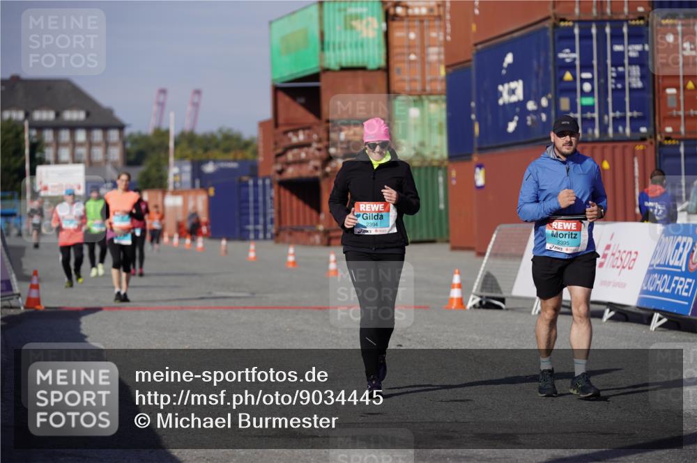 03.10.2025 - Köhlbrandbrückenlauf Michael Burmester http://msf.ph/oto/9034445 03.10.2025 10:44:07 Ziel 2394, 2395 meine-sportfotos.de