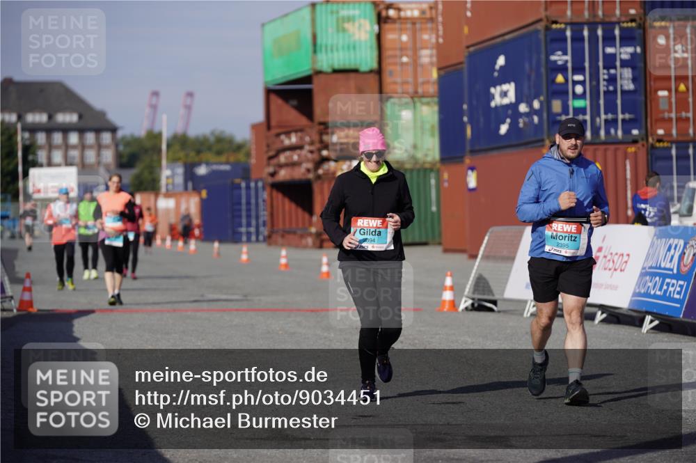 03.10.2025 - Köhlbrandbrückenlauf Michael Burmester http://msf.ph/oto/9034451 03.10.2025 10:44:07 Ziel 2394, 2395 meine-sportfotos.de