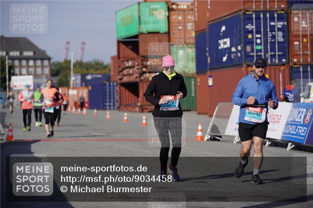 03.10.2025 - Köhlbrandbrückenlauf Michael Burmester http://msf.ph/oto/9034458 03.10.2025 10:44:07 Ziel 2394, 2395 meine-sportfotos.de