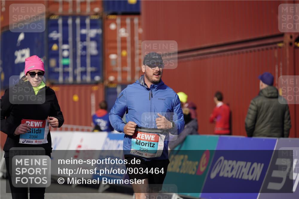 03.10.2025 - Köhlbrandbrückenlauf Michael Burmester http://msf.ph/oto/9034464 03.10.2025 10:44:09 Ziel 2394, 2395 meine-sportfotos.de