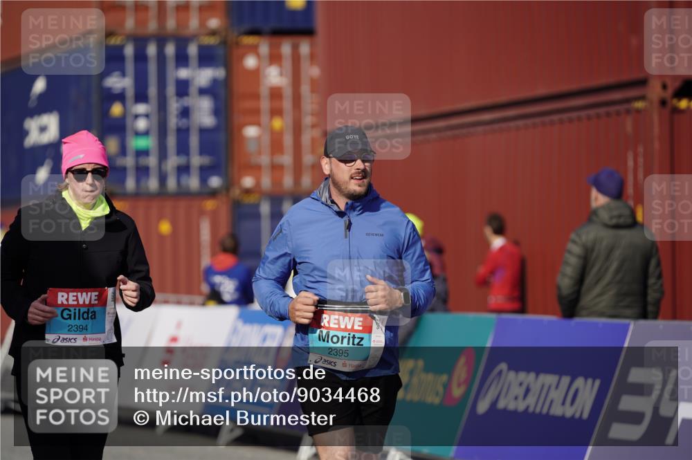 03.10.2025 - Köhlbrandbrückenlauf Michael Burmester http://msf.ph/oto/9034468 03.10.2025 10:44:09 Ziel 2394, 2395 meine-sportfotos.de