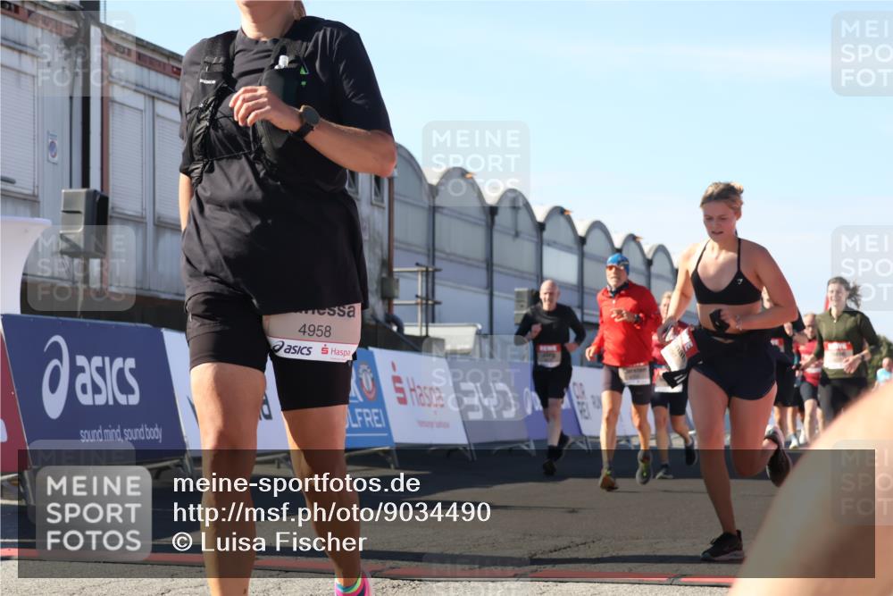03.10.2025 - Köhlbrandbrückenlauf Luisa Fischer http://msf.ph/oto/9034490 03.10.2025 13:15:33 Ziel 4031, 4267, 4399, 4421, 4577, 4678, 4704, 4797, 4803, 4871, 4958, 4962, 5309, 6019, 6535, 6772 meine-sportfotos.de