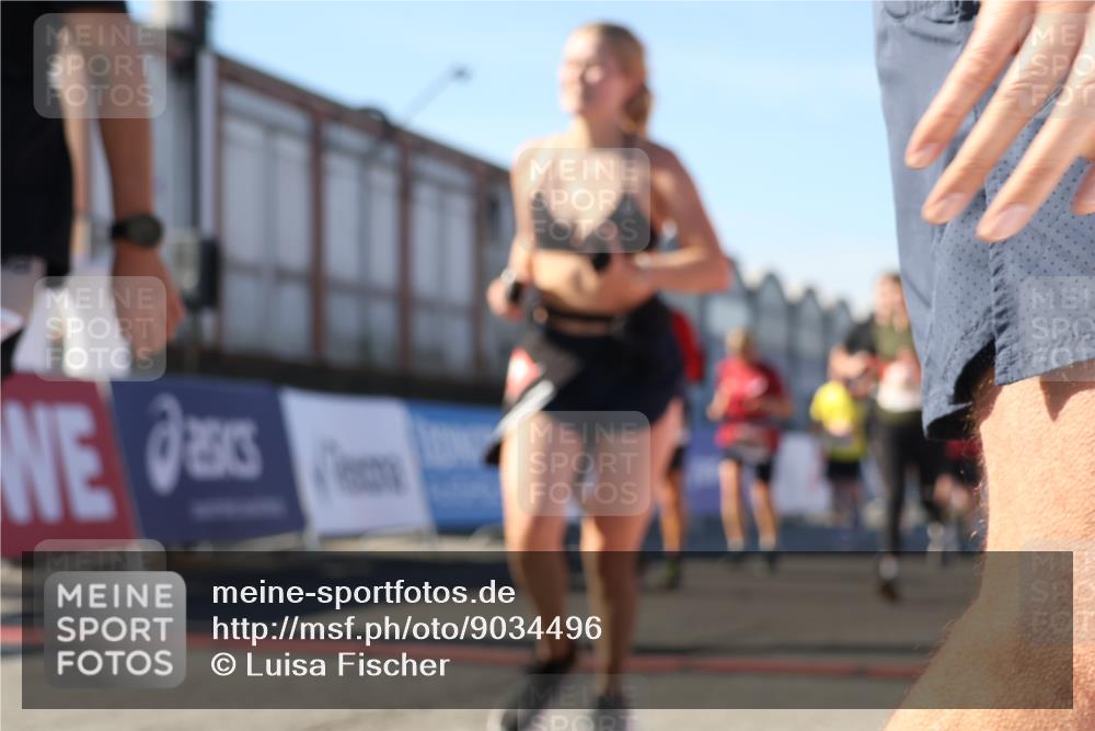 03.10.2025 - Köhlbrandbrückenlauf Luisa Fischer http://msf.ph/oto/9034496 03.10.2025 13:15:34 Ziel 4031, 4267, 4399, 4421, 4577, 4678, 4704, 4797, 4803, 4871, 4958, 4962, 5309, 5942, 6019, 6535, 6772 meine-sportfotos.de
