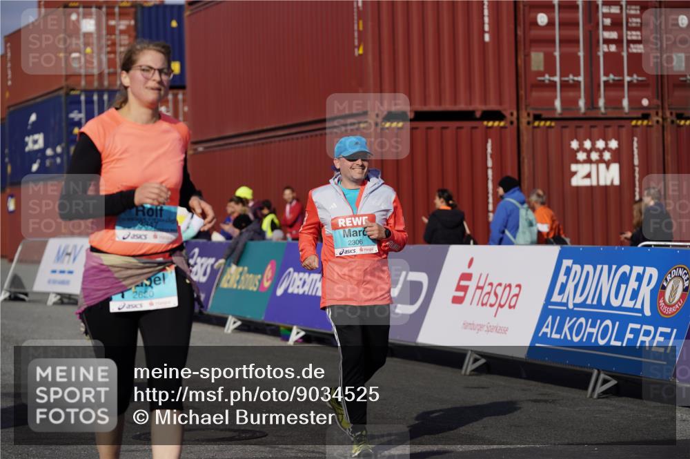 03.10.2025 - Köhlbrandbrückenlauf Michael Burmester http://msf.ph/oto/9034525 03.10.2025 10:44:23 Ziel 2306, 2517, 2545 meine-sportfotos.de