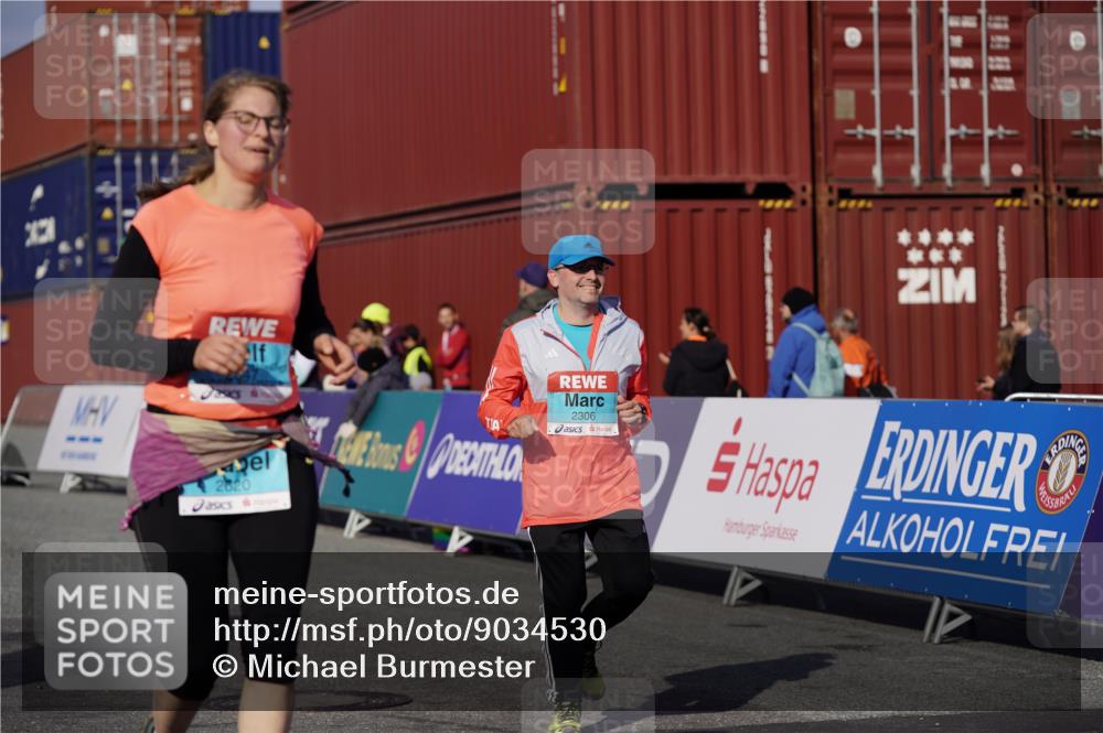 03.10.2025 - Köhlbrandbrückenlauf Michael Burmester http://msf.ph/oto/9034530 03.10.2025 10:44:23 Ziel 2306, 2517, 2545 meine-sportfotos.de