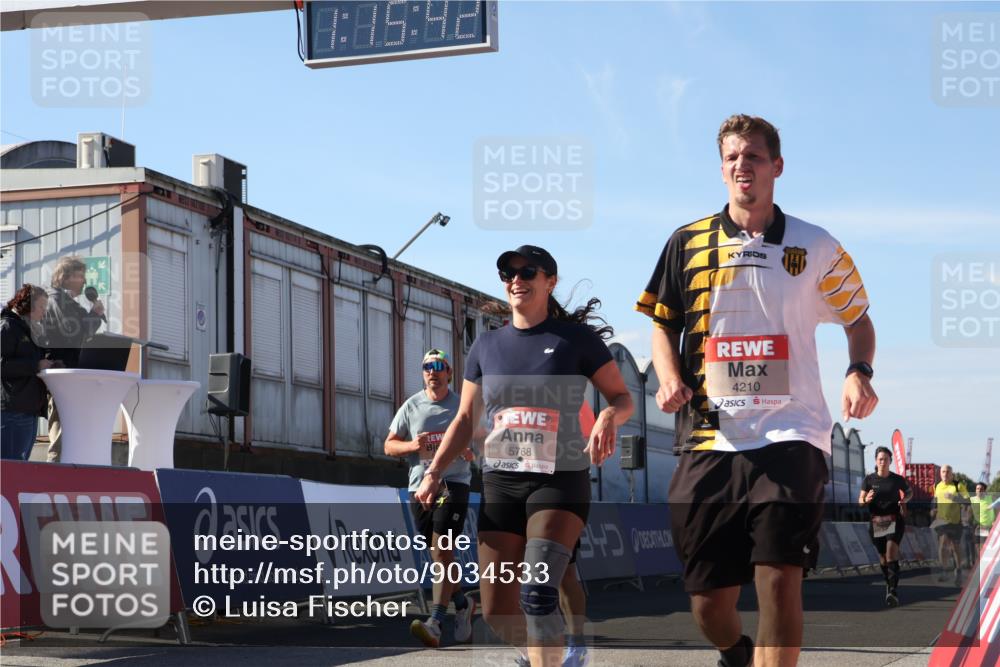 03.10.2025 - Köhlbrandbrückenlauf Luisa Fischer http://msf.ph/oto/9034533 03.10.2025 13:15:41 Ziel 4210, 4399, 4421, 4577, 4604, 4678, 4704, 4797, 4803, 4871, 4885, 4958, 5768, 5800, 5801, 5942, 6019, 6112 meine-sportfotos.de