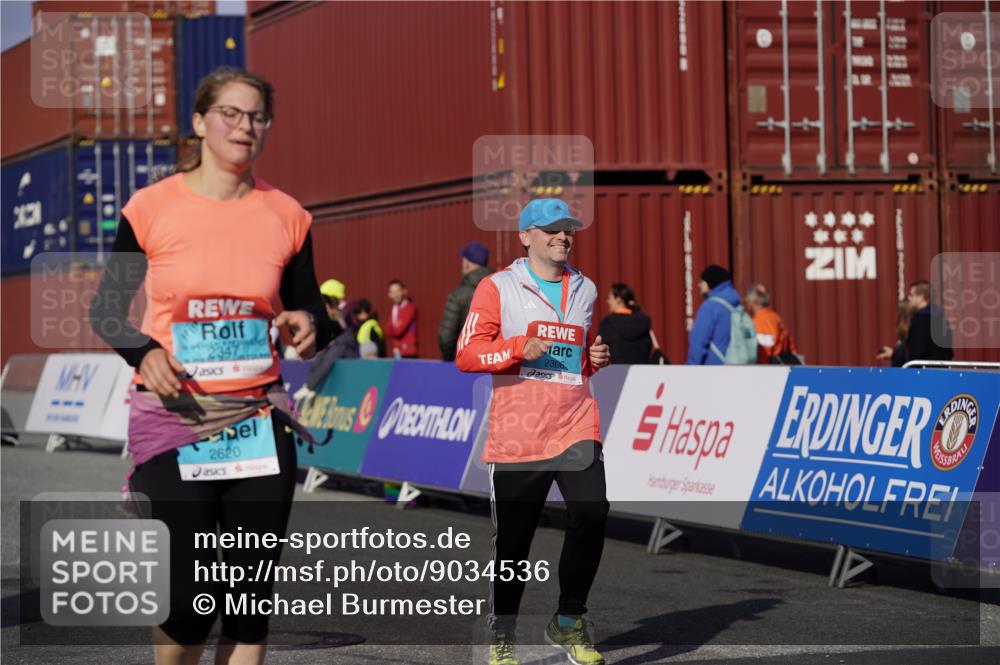03.10.2025 - Köhlbrandbrückenlauf Michael Burmester http://msf.ph/oto/9034536 03.10.2025 10:44:23 Ziel 2306, 2517, 2545 meine-sportfotos.de