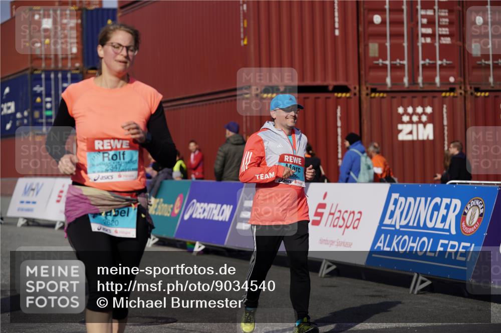 03.10.2025 - Köhlbrandbrückenlauf Michael Burmester http://msf.ph/oto/9034540 03.10.2025 10:44:23 Ziel 2306, 2517, 2545 meine-sportfotos.de
