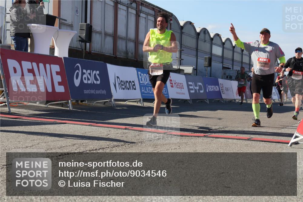 03.10.2025 - Köhlbrandbrückenlauf Luisa Fischer http://msf.ph/oto/9034546 03.10.2025 13:15:49 Ziel 4210, 4374, 4421, 4604, 4677, 4885, 5768, 5800, 5801, 5879, 5942, 6112, 6301, 6445, 6536 meine-sportfotos.de
