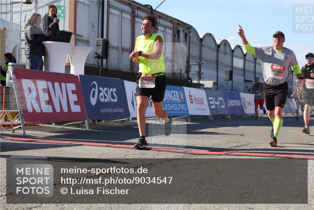 03.10.2025 - Köhlbrandbrückenlauf Luisa Fischer http://msf.ph/oto/9034547 03.10.2025 13:15:50 Ziel 4210, 4374, 4604, 4677, 4833, 4885, 5768, 5800, 5801, 5879, 5942, 6112, 6301, 6445, 6507, 6536 meine-sportfotos.de