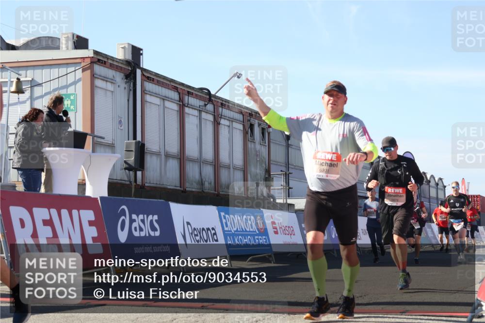 03.10.2025 - Köhlbrandbrückenlauf Luisa Fischer http://msf.ph/oto/9034553 03.10.2025 13:15:51 Ziel 4210, 4374, 4604, 4677, 4833, 4885, 5768, 5800, 5801, 5879, 6112, 6301, 6445, 6507, 6536 meine-sportfotos.de