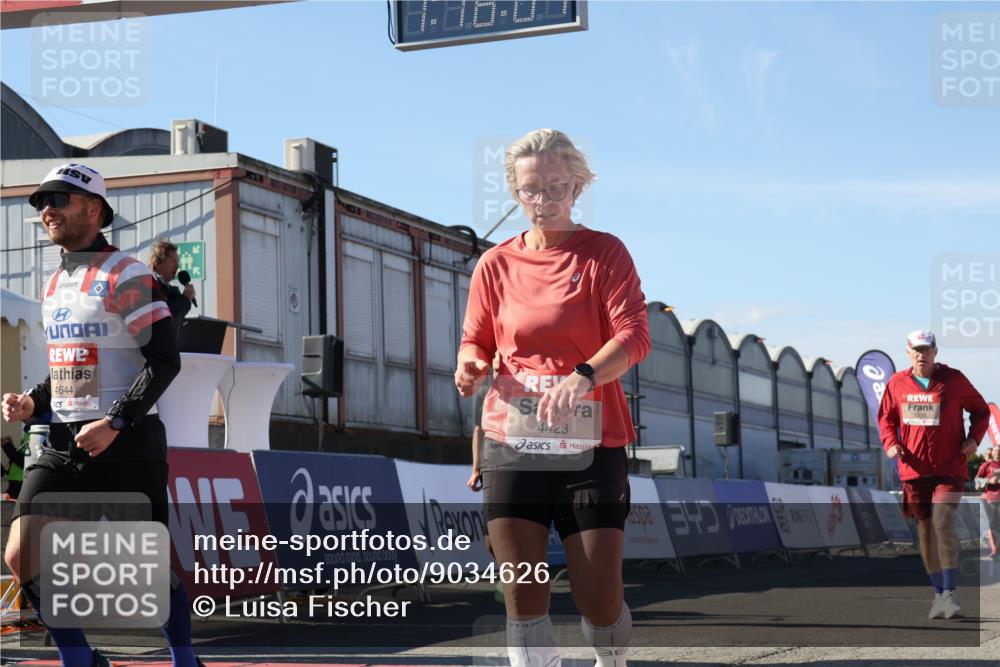 03.10.2025 - Köhlbrandbrückenlauf Luisa Fischer http://msf.ph/oto/9034626 03.10.2025 13:16:06 Ziel 4311, 4423, 4495, 4548, 4644, 4805, 4833, 5022, 5023, 5068, 5217, 5336, 5867, 5868, 6270, 6271, 6507, 6712 meine-sportfotos.de
