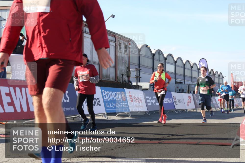 03.10.2025 - Köhlbrandbrückenlauf Luisa Fischer http://msf.ph/oto/9034652 03.10.2025 13:16:12 Ziel 4311, 4423, 4644, 4696, 5068, 5336, 5684, 5806, 6712 meine-sportfotos.de