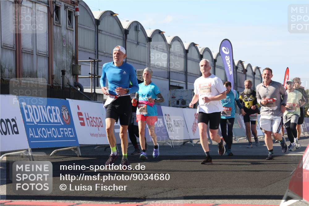 03.10.2025 - Köhlbrandbrückenlauf Luisa Fischer http://msf.ph/oto/9034680 03.10.2025 13:16:16 Ziel 4144, 4311, 4317, 4347, 4563, 4696, 4928, 5032, 5068, 5336, 5684, 5806, 5836, 6771 meine-sportfotos.de
