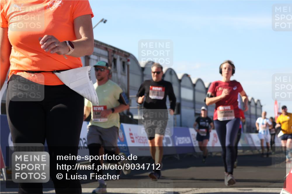 03.10.2025 - Köhlbrandbrückenlauf Luisa Fischer http://msf.ph/oto/9034712 03.10.2025 13:16:21 Ziel 4144, 4317, 4347, 4414, 4563, 4586, 4696, 4928, 4952, 5032, 5068, 5498, 5684, 5806, 5836, 5983, 6761, 6771 meine-sportfotos.de