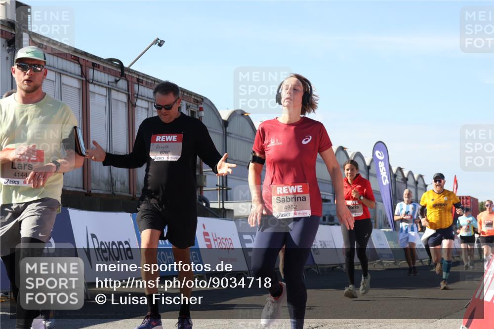 03.10.2025 - Köhlbrandbrückenlauf Luisa Fischer http://msf.ph/oto/9034718 03.10.2025 13:16:22 Ziel 4144, 4146, 4317, 4347, 4414, 4563, 4586, 4696, 4928, 4952, 5032, 5498, 5684, 5806, 5836, 5983, 6761, 6771 meine-sportfotos.de