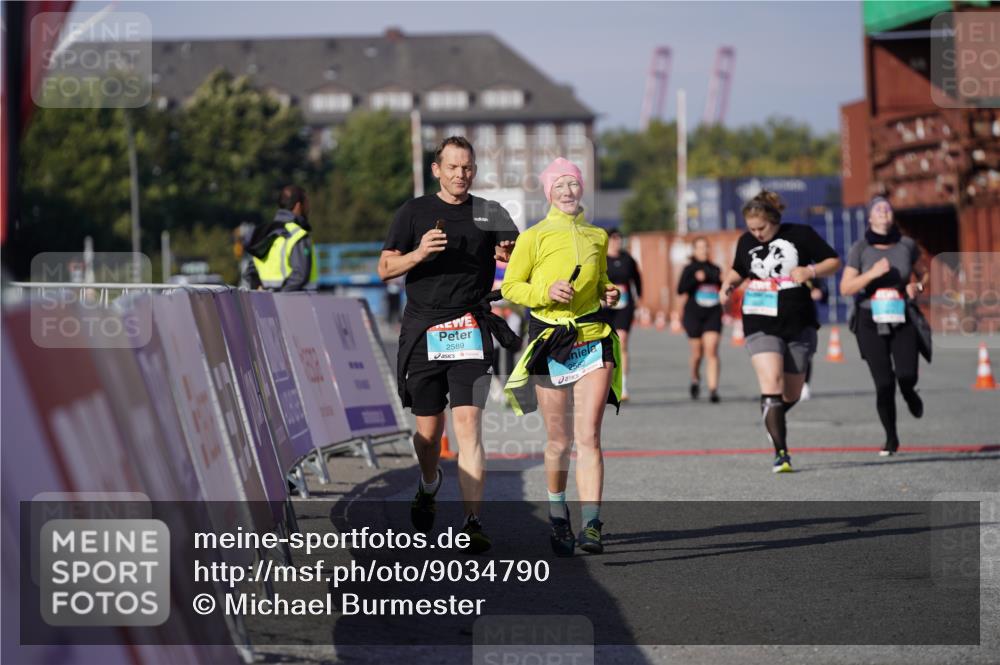 03.10.2025 - Köhlbrandbrückenlauf Michael Burmester http://msf.ph/oto/9034790 03.10.2025 10:45:35 Ziel 2582, 2589, 3370, 3824 meine-sportfotos.de