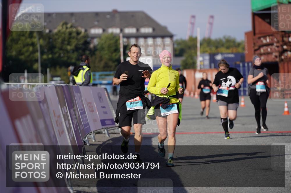 03.10.2025 - Köhlbrandbrückenlauf Michael Burmester http://msf.ph/oto/9034794 03.10.2025 10:45:35 Ziel 2582, 2589, 3370, 3824 meine-sportfotos.de