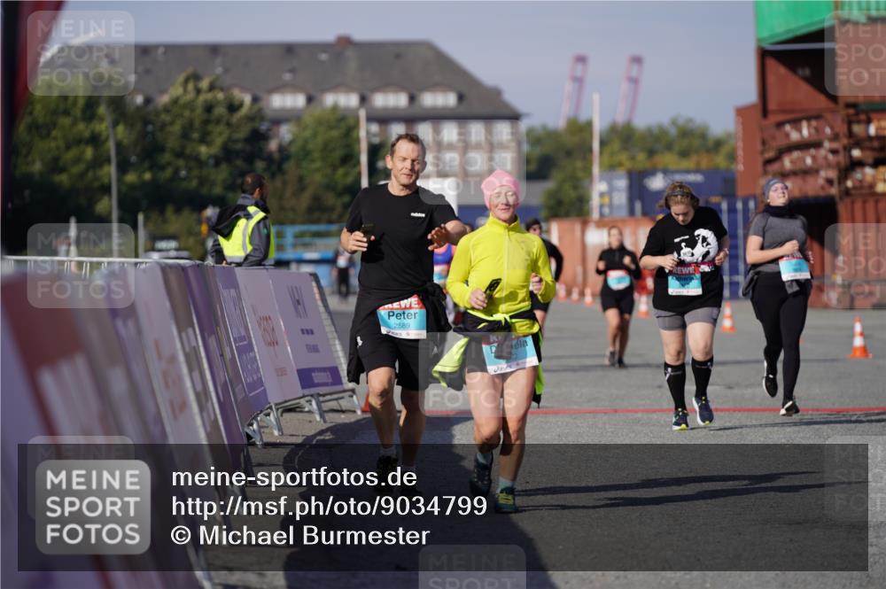 03.10.2025 - Köhlbrandbrückenlauf Michael Burmester http://msf.ph/oto/9034799 03.10.2025 10:45:35 Ziel 2582, 2589, 3370, 3824 meine-sportfotos.de
