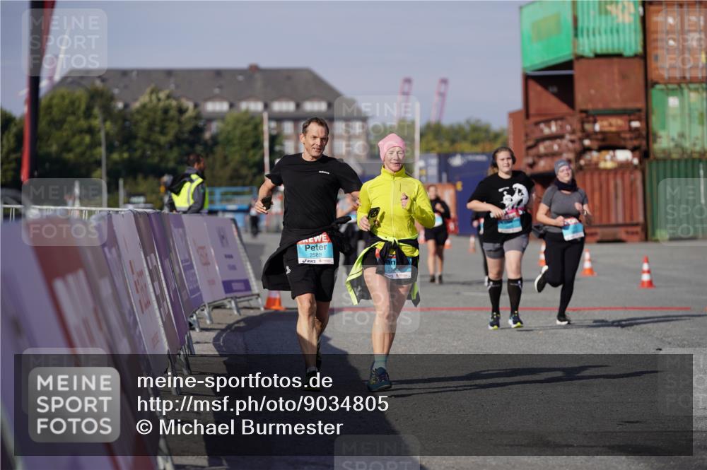 03.10.2025 - Köhlbrandbrückenlauf Michael Burmester http://msf.ph/oto/9034805 03.10.2025 10:45:36 Ziel 2582, 2589, 3370, 3824 meine-sportfotos.de
