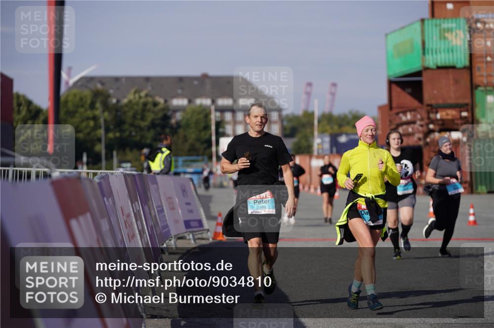 03.10.2025 - Köhlbrandbrückenlauf Michael Burmester http://msf.ph/oto/9034810 03.10.2025 10:45:36 Ziel 2582, 2589, 3370, 3824 meine-sportfotos.de