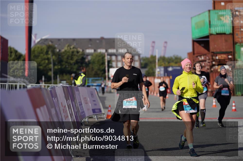 03.10.2025 - Köhlbrandbrückenlauf Michael Burmester http://msf.ph/oto/9034813 03.10.2025 10:45:36 Ziel 2582, 2589, 3370, 3824 meine-sportfotos.de