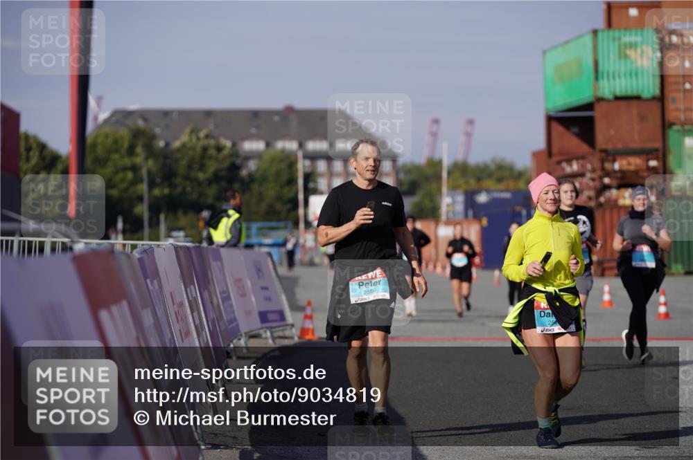 03.10.2025 - Köhlbrandbrückenlauf Michael Burmester http://msf.ph/oto/9034819 03.10.2025 10:45:37 Ziel 2582, 2589, 3370, 3824 meine-sportfotos.de